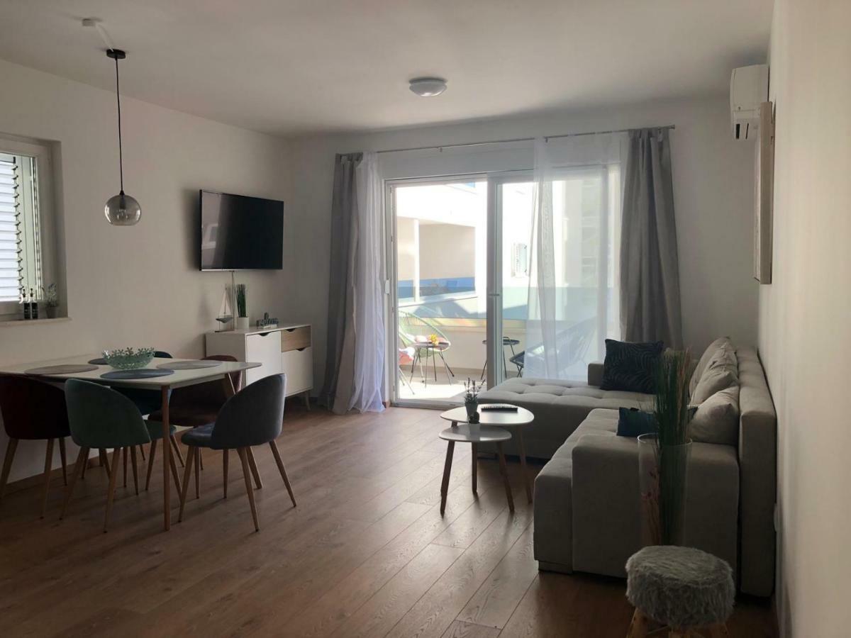 Apartment Flora Макарска Екстериор снимка